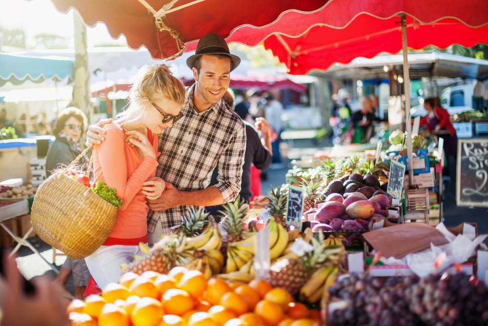 A,Young,Couple,Buying,Fruits,And,Vegetables,In,A,Market