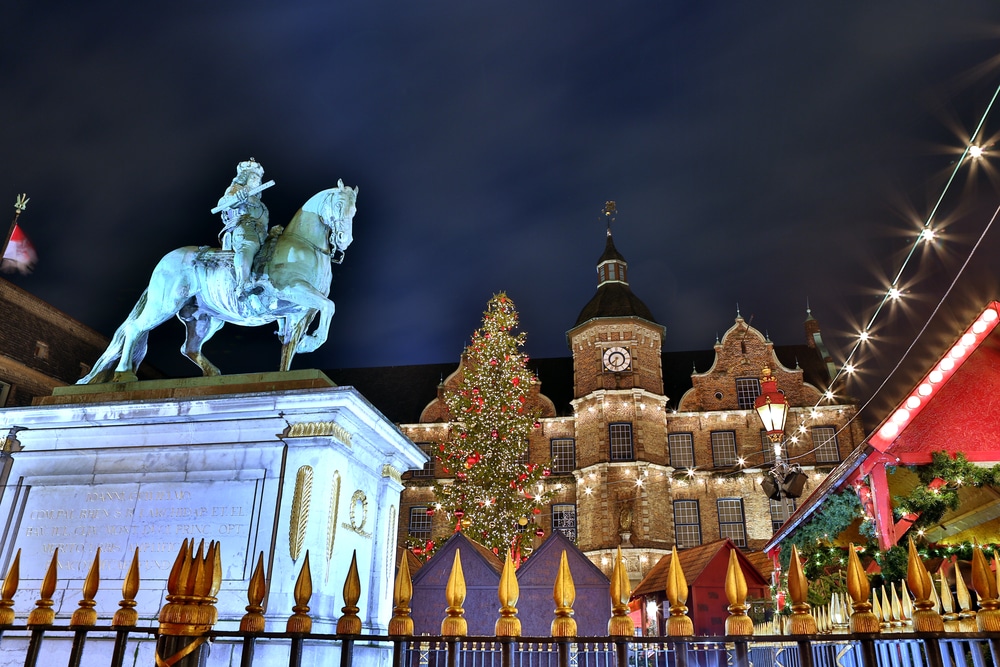Dusseldorf,Christmas,Market,And,Historic,City,Hall.,Dusseldorf's,Christmas,Market